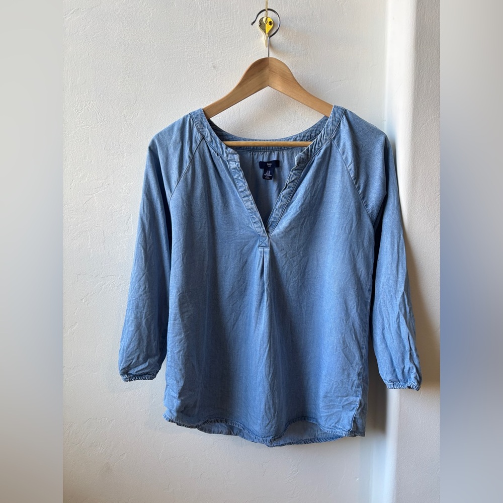 GAP Sky Blue Chambray Denim 3/4 length V-Neck Women's Blouse Size XS